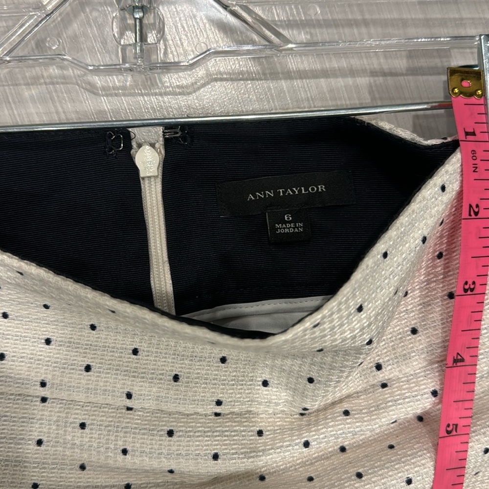 Ann Taylor lined Polka Dot Skirt W/ Pockets in a blend Cotton/Polyester/Rayon. - Picture 8 of 9